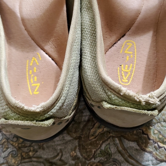 Keen Mary Janes - Picture 3 of 4